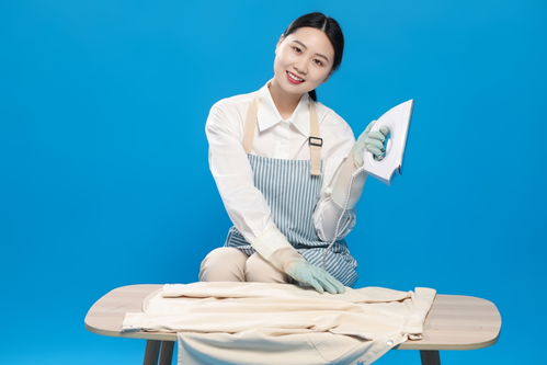 蓝底熨衣服保洁服务女性人物摄影图 专业摄影与咨询策划服务的完美结合