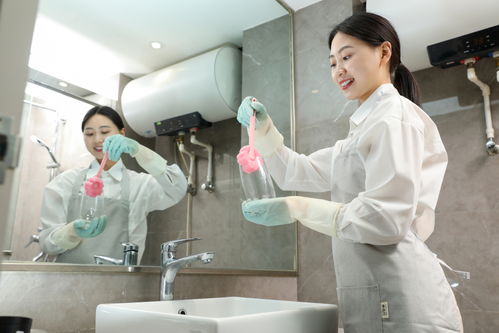 从细节到艺术 卫生间清洁整理与女性人物摄影的跨界融合