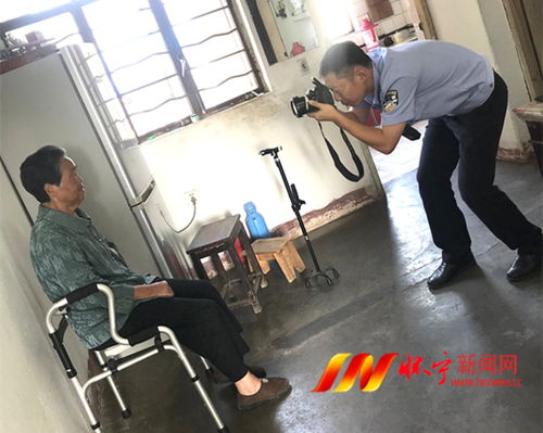 民警上门服务 便民摄影扩印助力证件办理